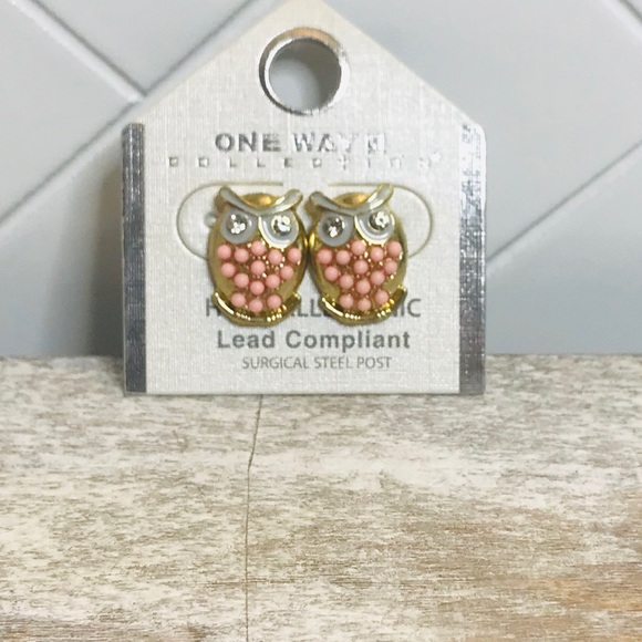 Gold Tone Coral Beaded Owl Earrings - Picture 5 of 6
